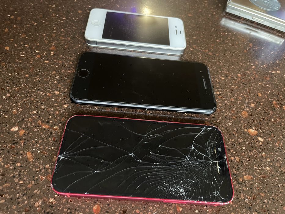 Мобильные телефоны iphone 4, iphone 7, iphone 13 mini