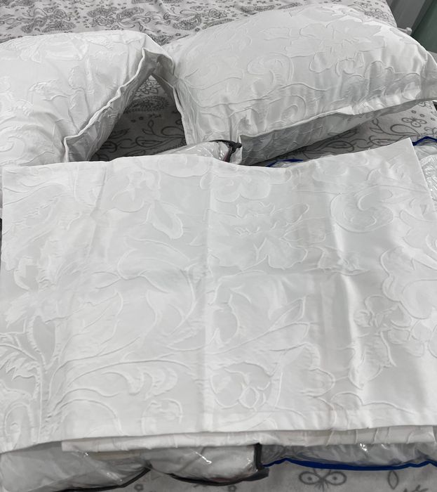 Покривало з подушками на ліжко