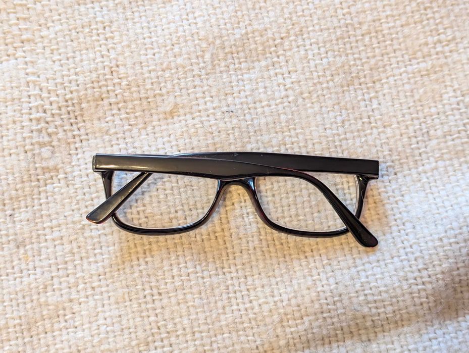 okulary korekcyjne w ciemnych oprawkach