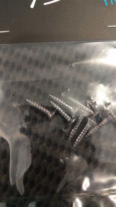 Parafusos para pickguard