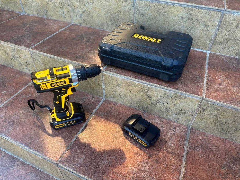 Акумуляторний шуруповерт Dewalt з DFR патроном та набором. Шурупокрут