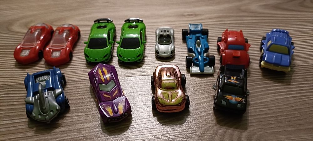 Samochodziki z jajek niespodzianek - 12 sztuk