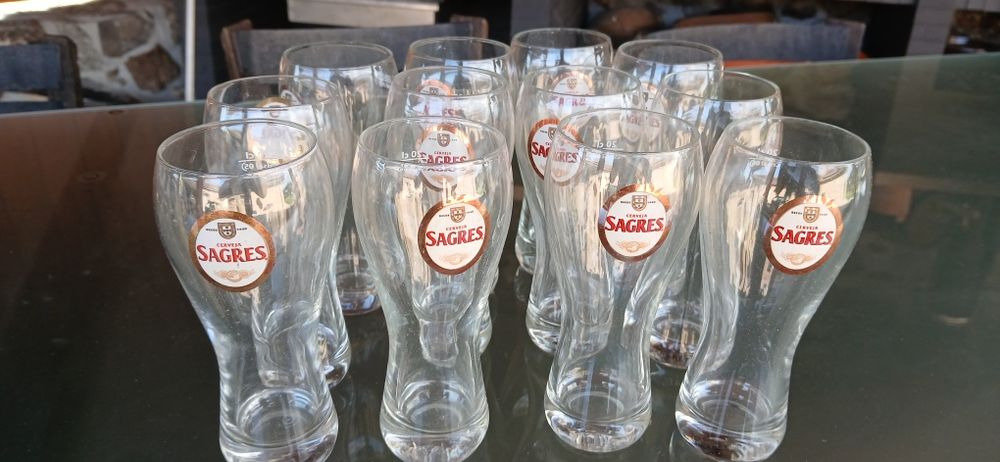 Copos e chavenas de leite