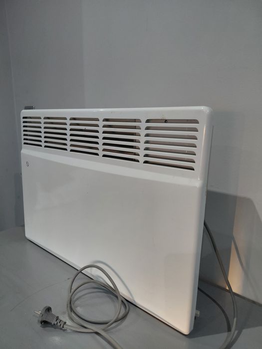 Grzejnik z regulatorem temperatory.