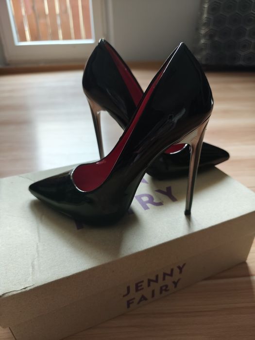 Czarne szpilki lakierowane