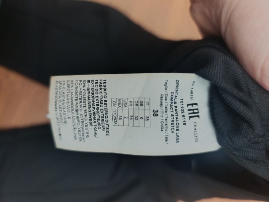 Calça Preta  Pinko , pormenores dos lados, fecho lado tamanho38 italia