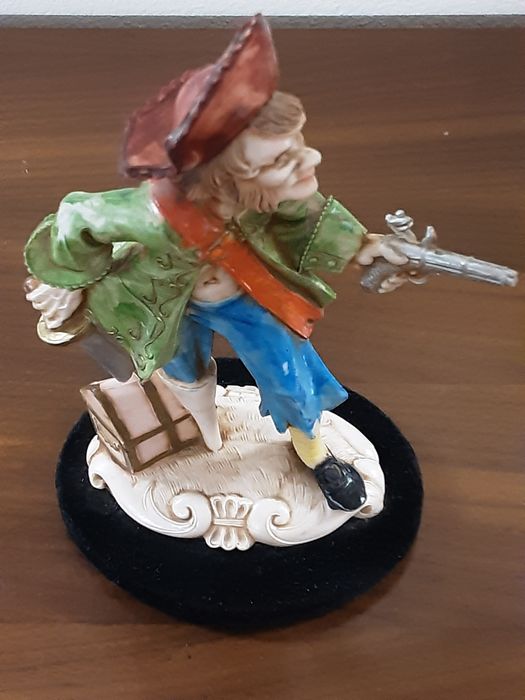Pirata perna de pau  em marfinite  21 cm altura 12 cm largura