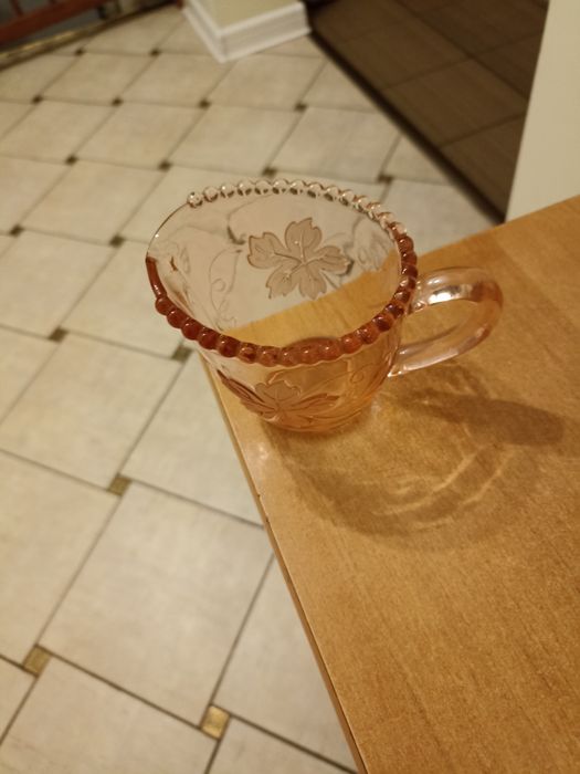 Szklany różowy mlecznik lub na sok z cytryny