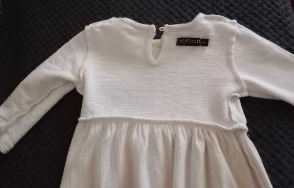 Vestido Bebé bege, com fio dourado, folho decote 6 meses - 68 cm