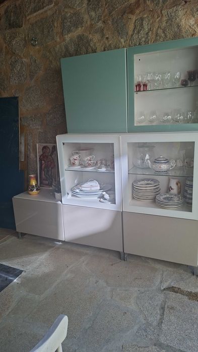 Móvel de sala com cristaleira ikea