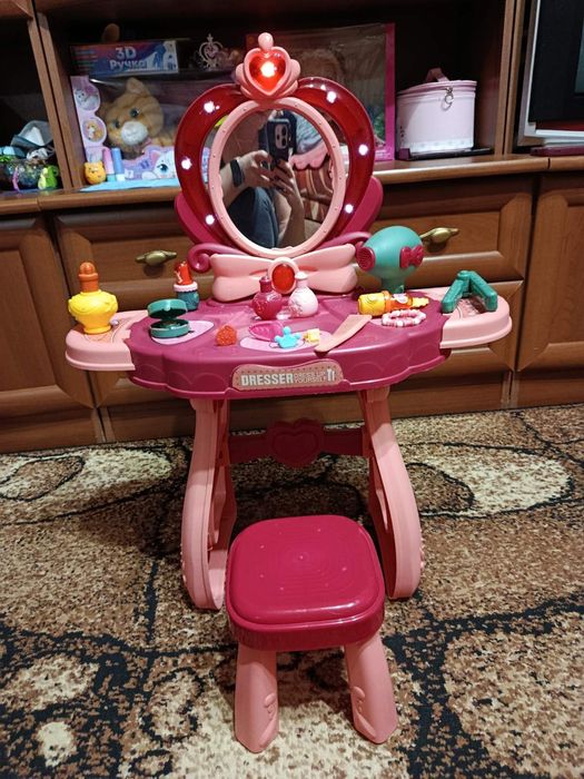 Дитячий туалетний косметичний столик