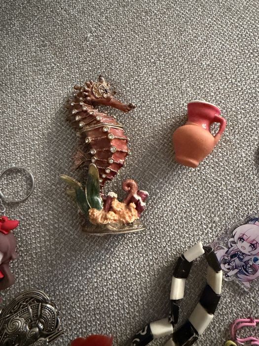 Броши, фарфор, фигурки брелки