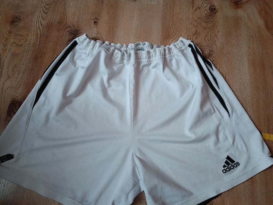 Białe sportowe piłkarskie spodenki Adidas Tiro