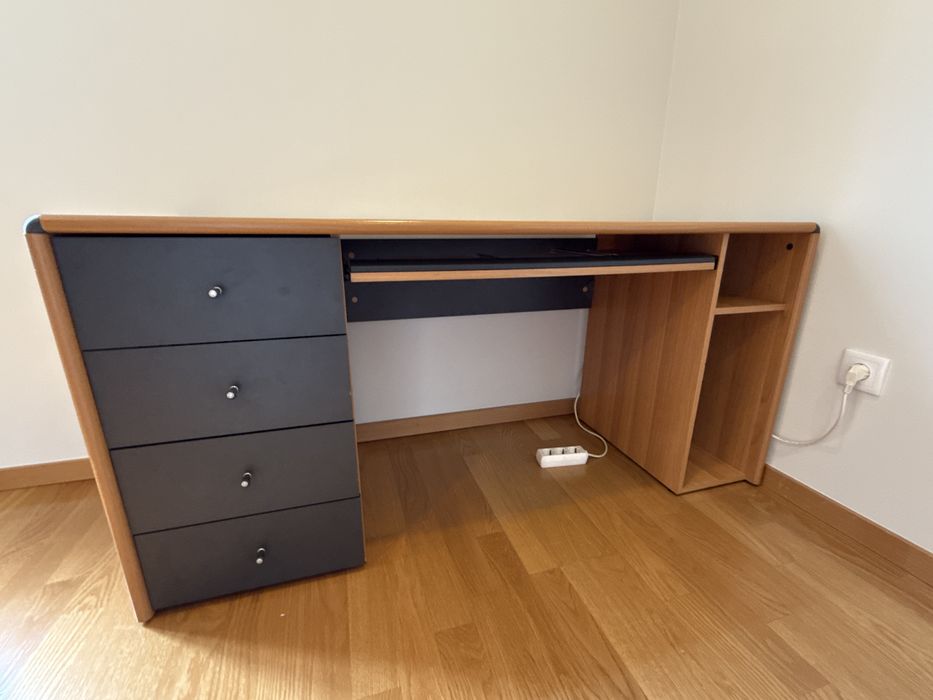 Secretária de madeira maciça