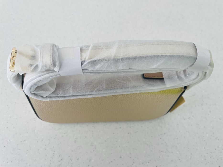 Нова сумка Michael Michael Kors Jet Set Travel, натуральна шкіра, колір pale gold, оригінал, є невеликий дефект.