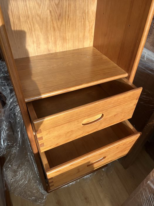 Movel em pinho mel com prateleiras e gavetas