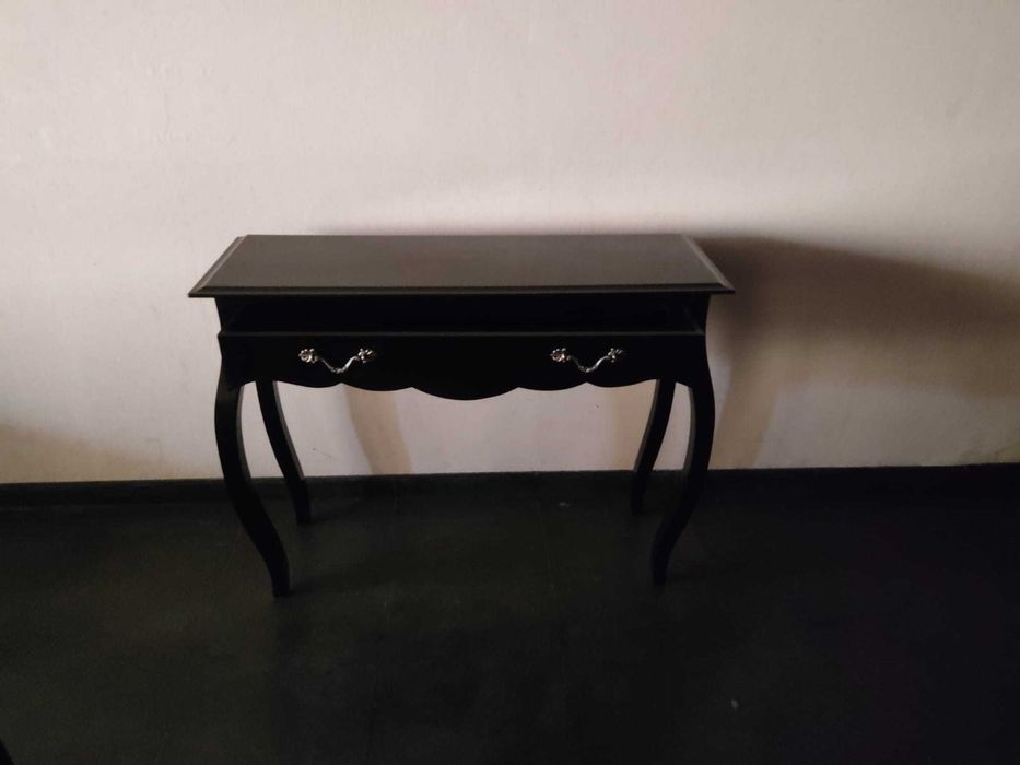 Mesa tipo credência com gaveta