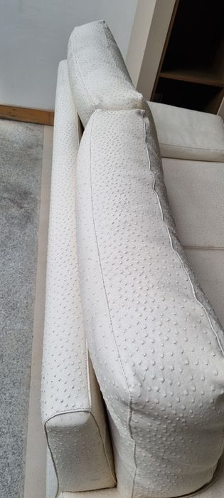 Sofá de dois lugares em pele, cor creme e em muito bom estado.