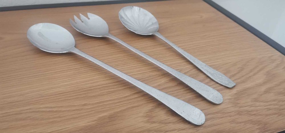 Taça de cristal lapidado com aro metálico, prato e talheres – vintage