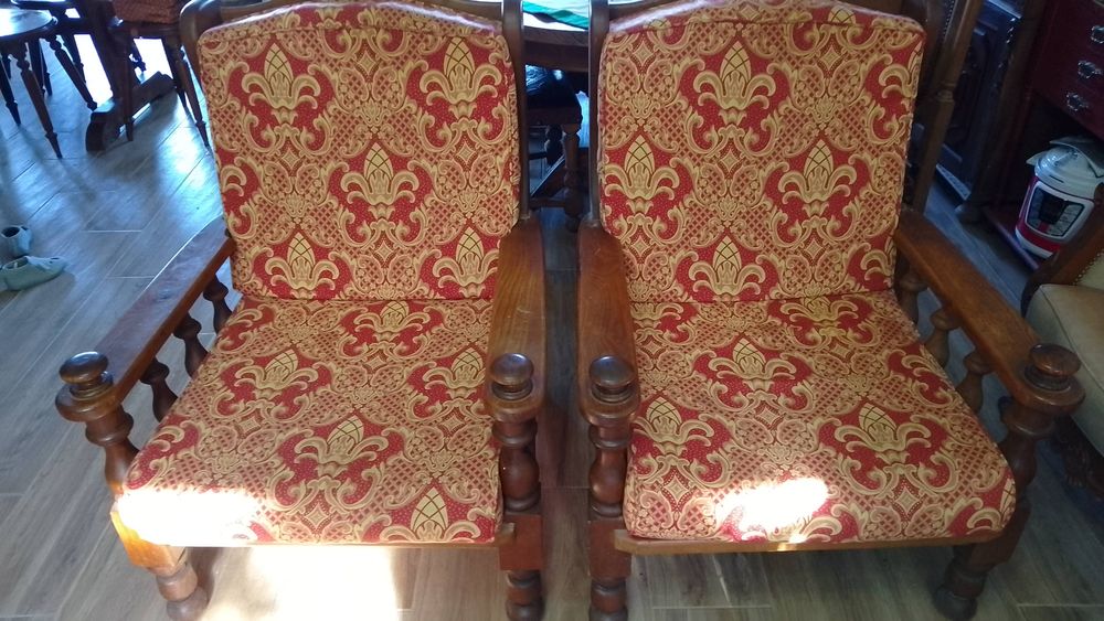Sofá clássico em madeira mais duas poltronas