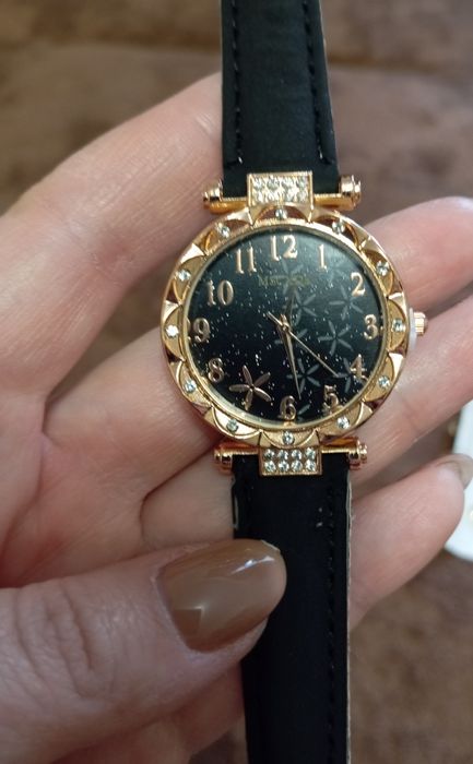 Новий кварцовий жіночий годинник зі стразами блискучими.