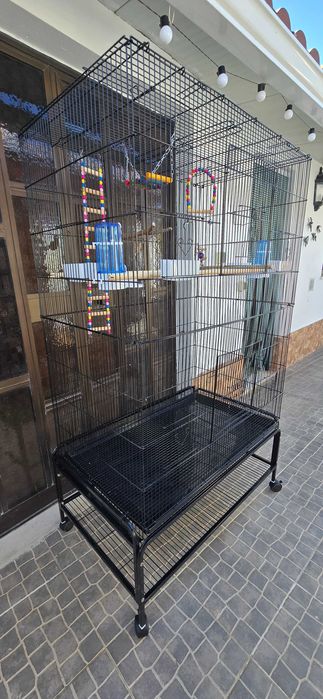 Gaiola grande com brinquedos