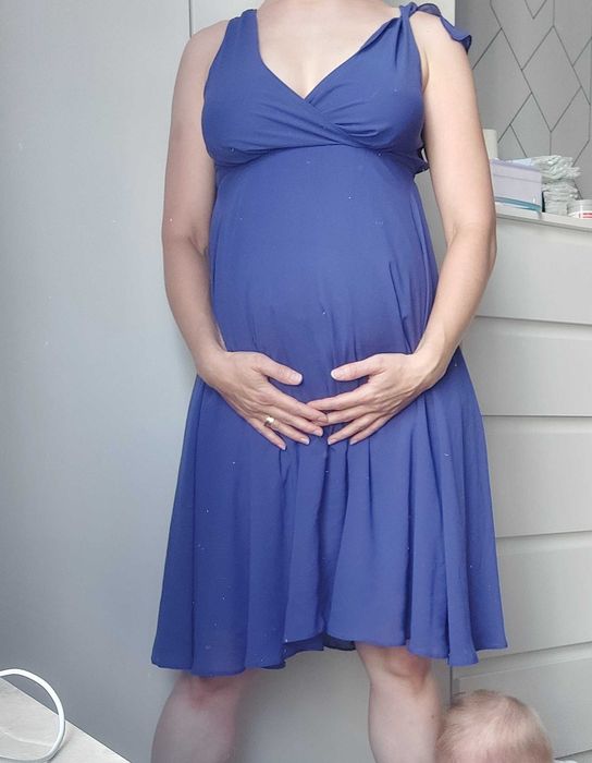 Elegancka chabrowa sukienka ciążowa na ramiączkach