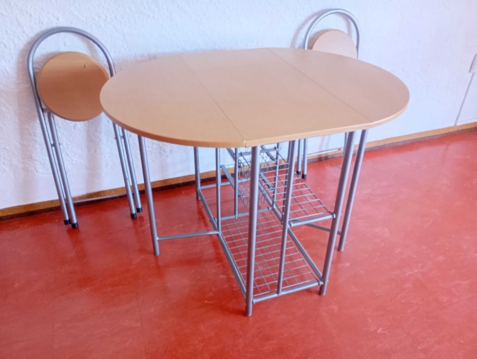 Sofá cama e mesa compacta com duas cadeiras