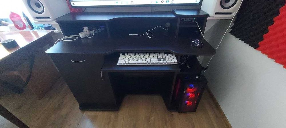 Sprzedam wygodne biurko do domowego studia.