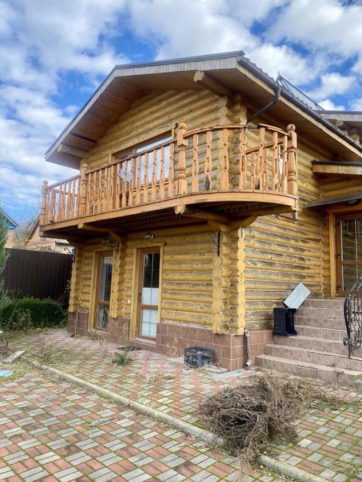 Продається унікальний деревʼяний будинок для життя та відпочинку.
