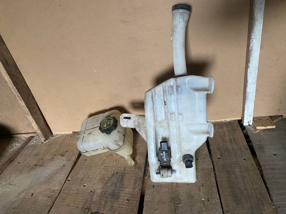 Продаю бачок омивача та розширительний бачок Opel Insignia