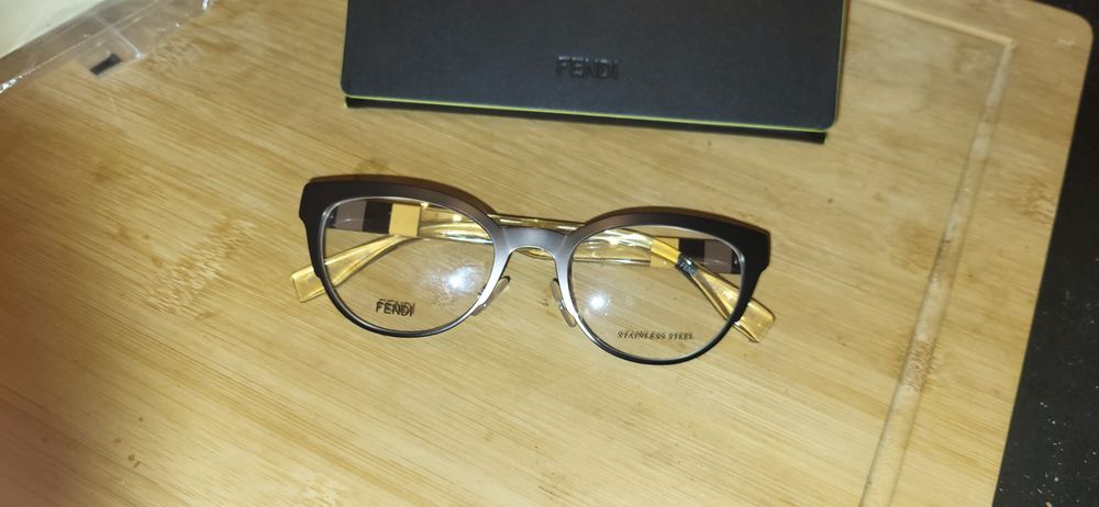 Sprzedam oprawki Fendi