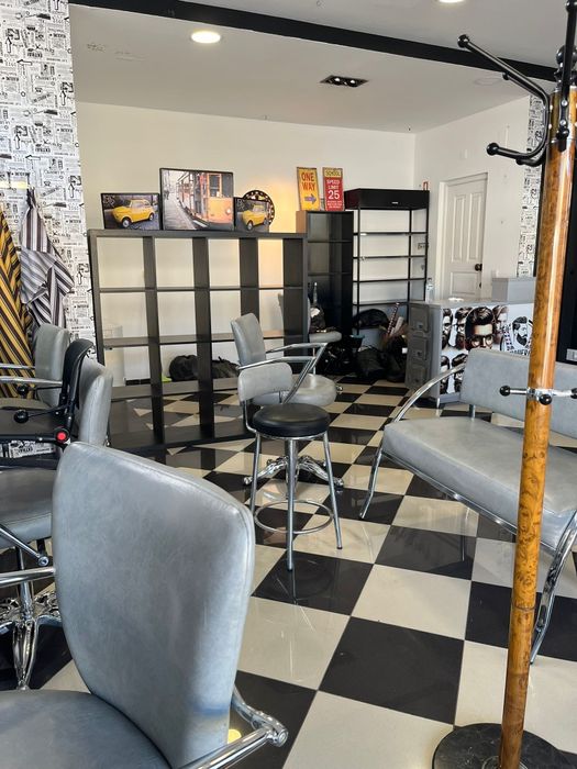 Trespasse móveis e cadeiras e espelhos de barbearia