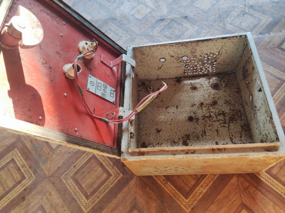 Ящик желізний навісний