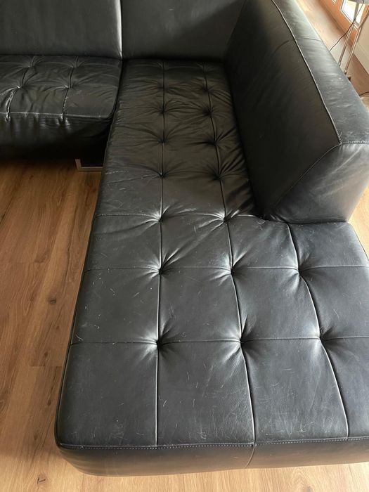 Sofá de cabedal preto com chaise longue