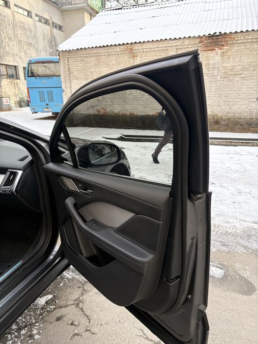 Електроавтомобіль Ягуар I-PACE SE