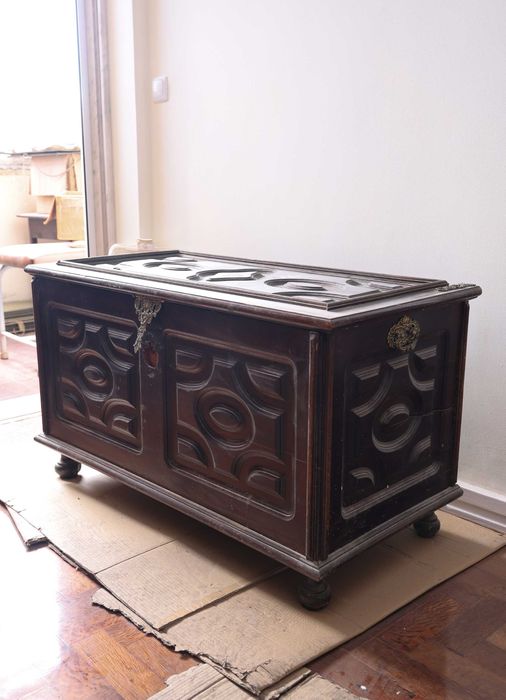 Arca em madeira trabalhada