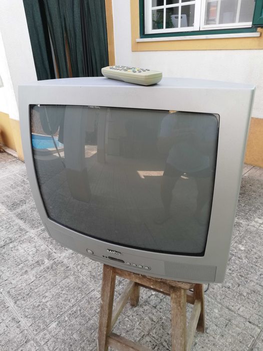 2 TVs TRC Sanyo e Sharp