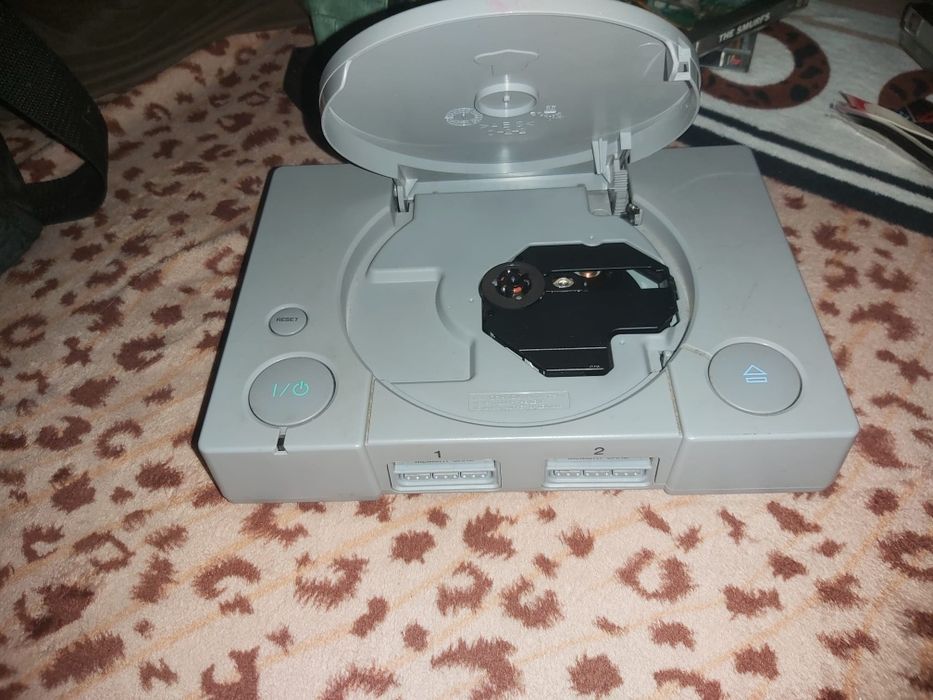 PlayStation 1 em excelente estado de conservação