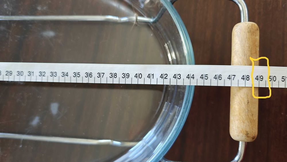 Travessa vintage em vidro com suporte metálico e pegas em madeira