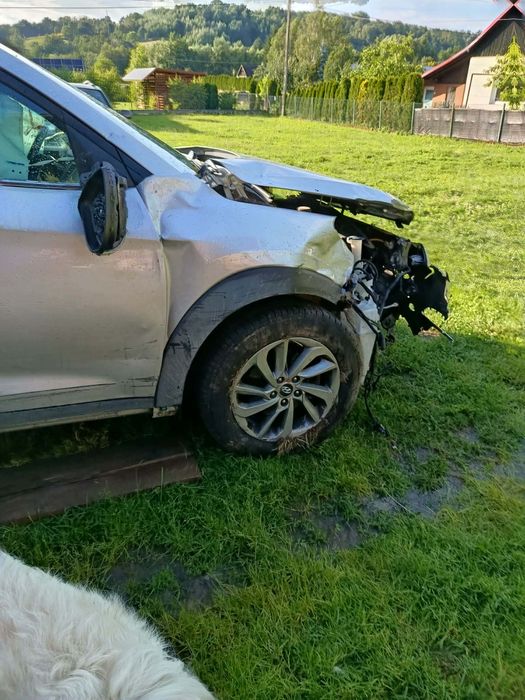 Hyundai Tucson uszkodzony po kolizji