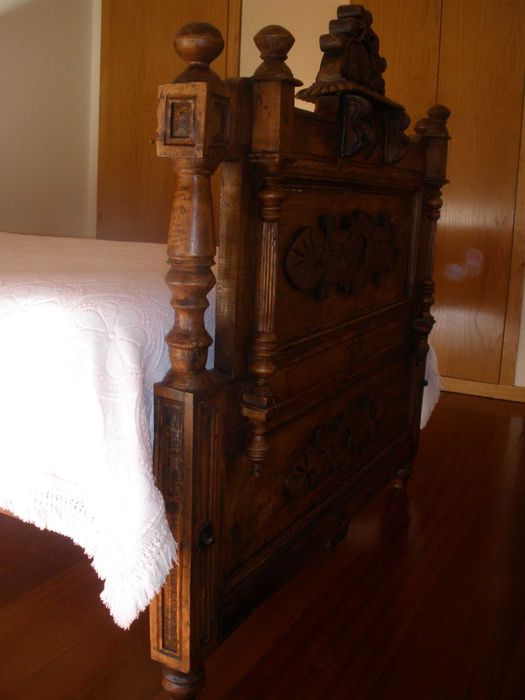 Cama antiga de madeira