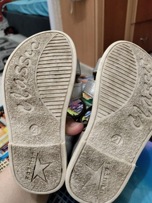 Блискучі сандалики