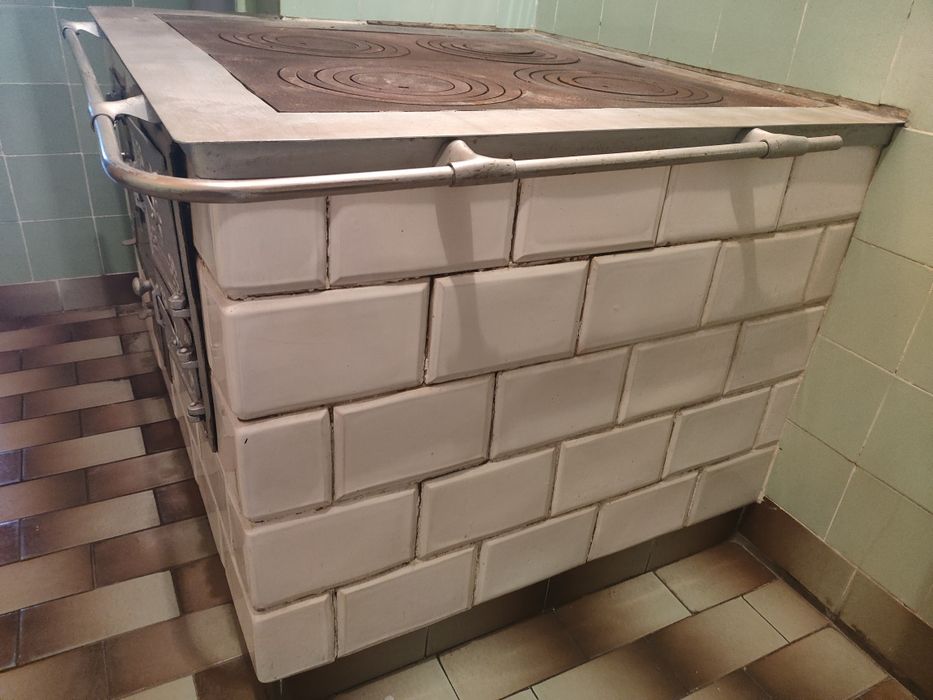 Piec kaflowy kuchnia biały