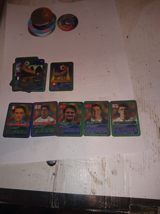 Karty z piłkarzami i pokemony
