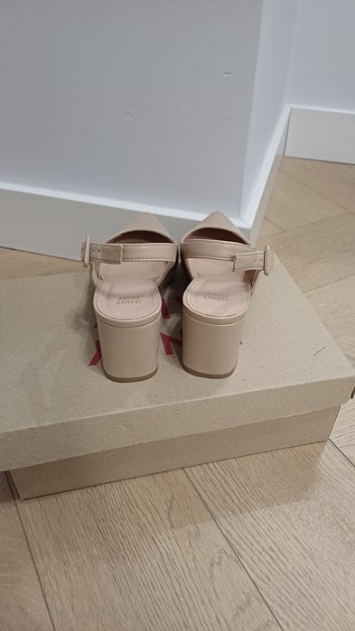 Beżowe pantofle z odkrytą piętą na obcasie słupku