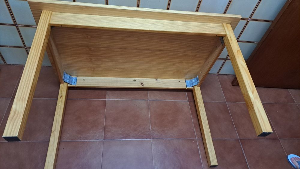 Mesa de cozinha em madeira