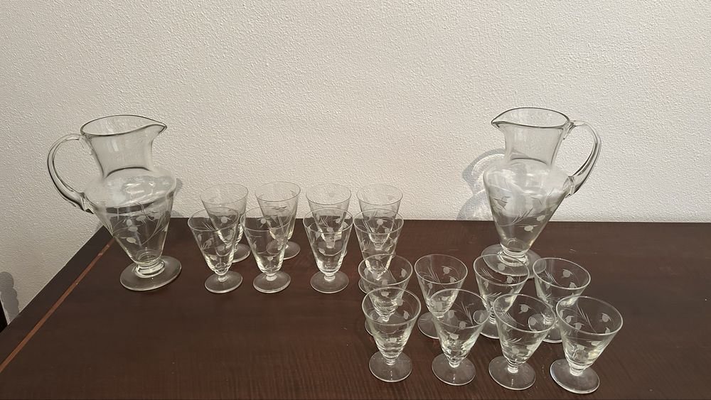 Conjunto copos e jarro vinho braco e vinho tinto