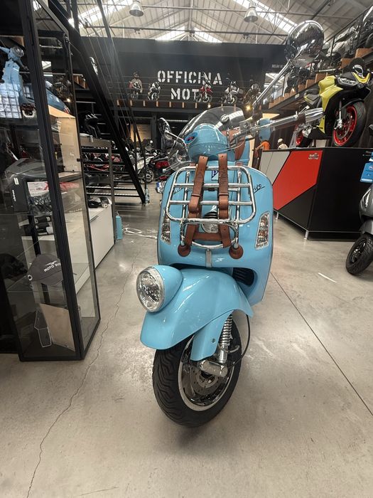 Vespa GTV 300 azul céu