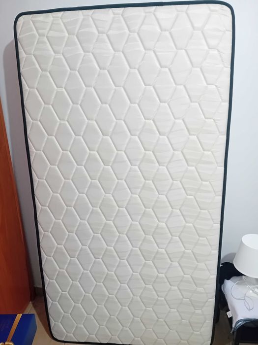 Colchao de solteiro novíssimo a venda.